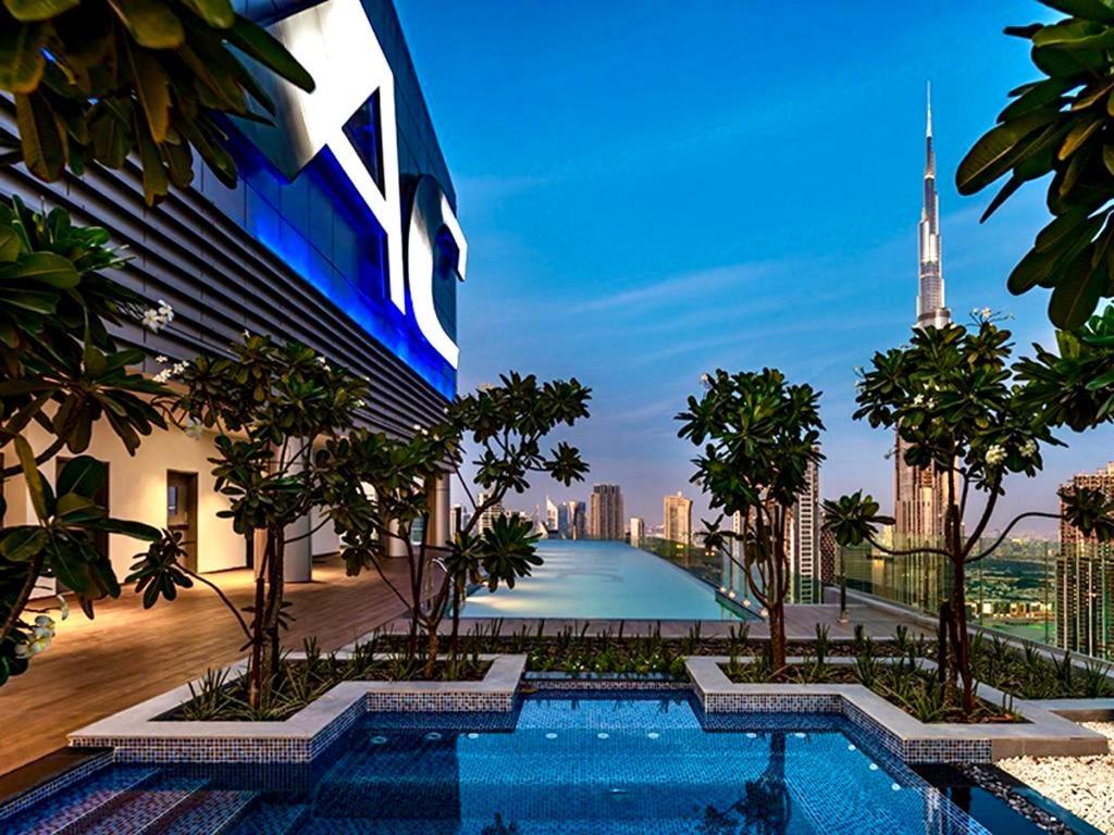 Infinity Pool & Burj Khalifa View L Luxe Paramount Dubái Exterior foto