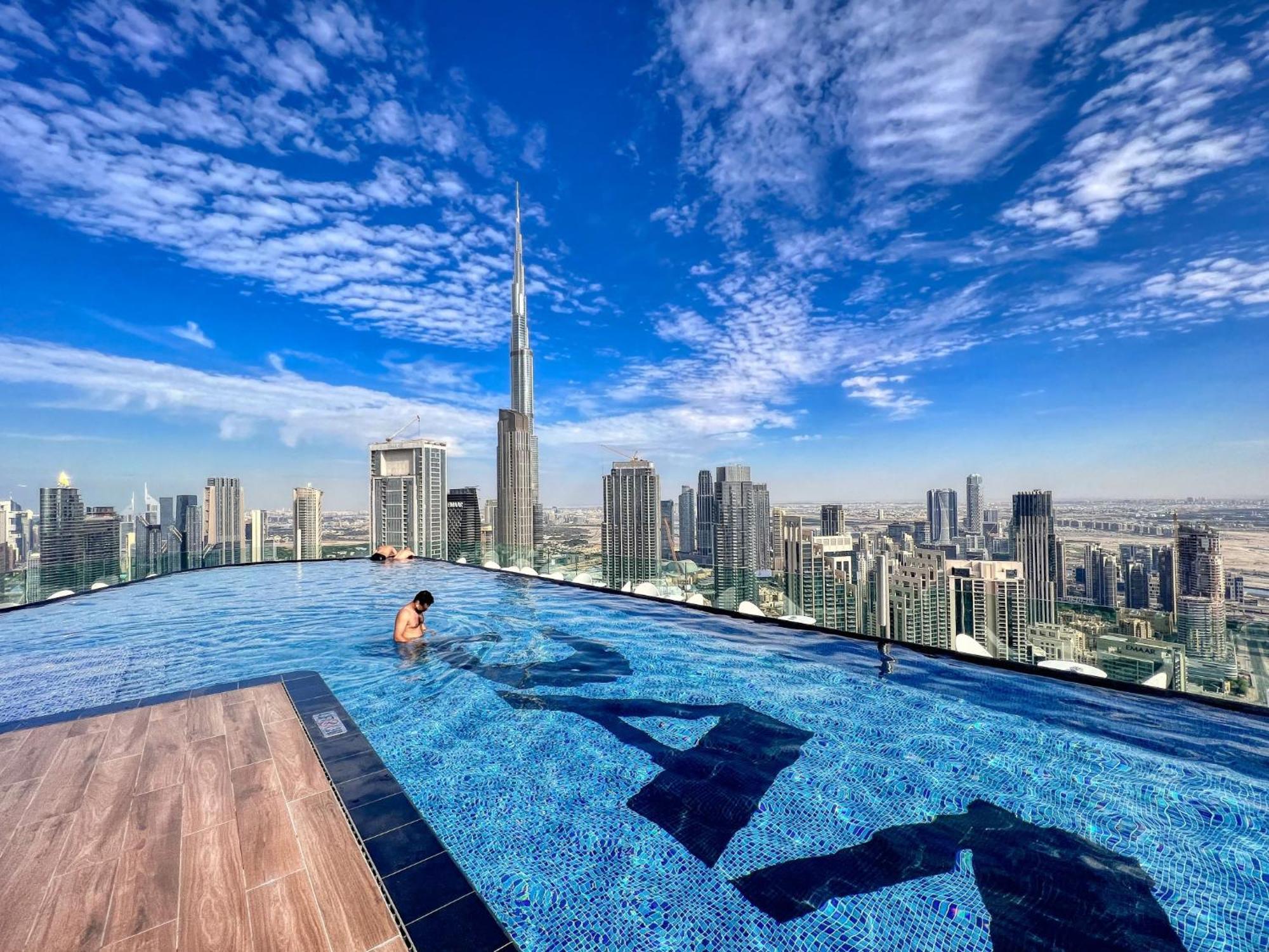 Infinity Pool & Burj Khalifa View L Luxe Paramount Dubái Exterior foto